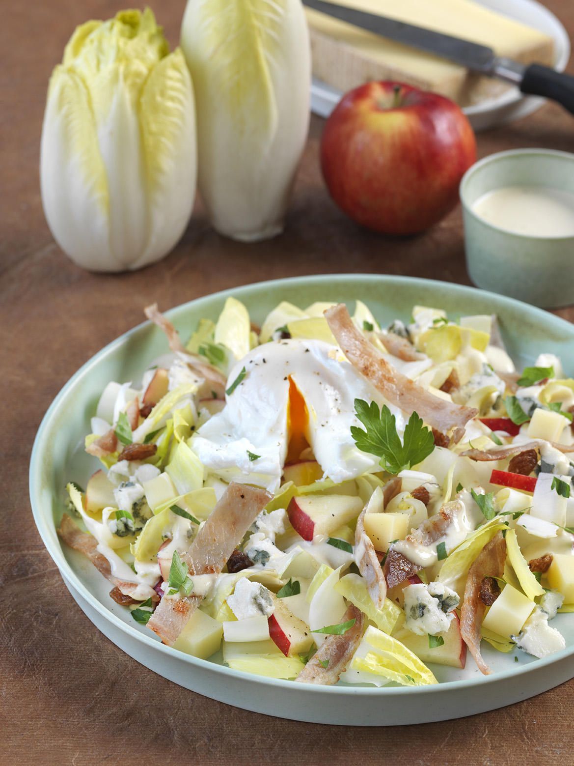 Salade hivernale (endive, bacon, œuf, fromage)