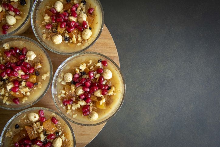 Compote de pomme aux épices, crumble de fruits secs et grenade